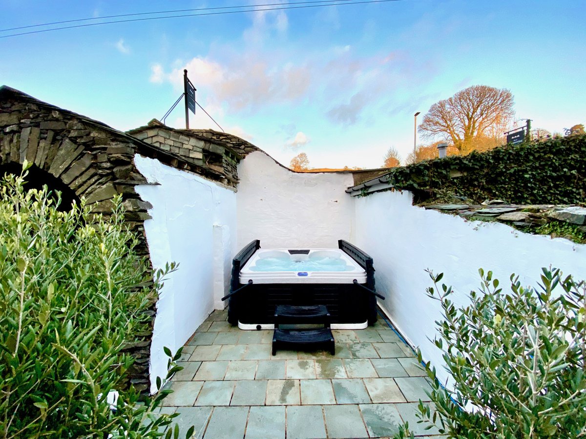 Boston House hot tub in the courtyard